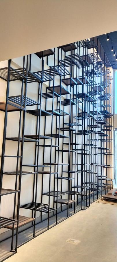 هياكل وأرفف عرض معدنية سوداء بتصميم هندسي حديث — ديزرت جاردن، الخبر